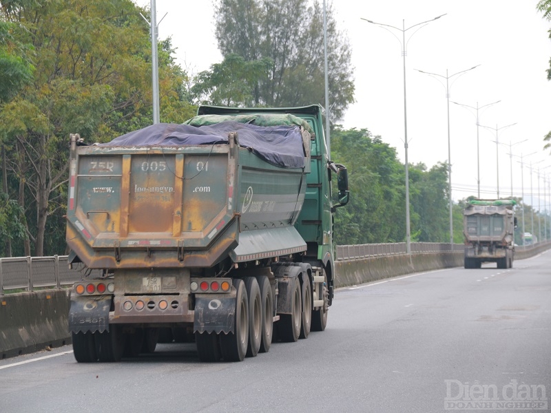 Xe tải trọng lớn nối đuôi nhau lưu thông trên Quốc lộ 1 quan địa bàn tỉnh Thừa Thiên Huế.
