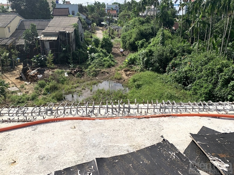 Đường dẫn lên cầu tại khu vực phường Cẩm Nam vẫn chưa được triển khai thi công.