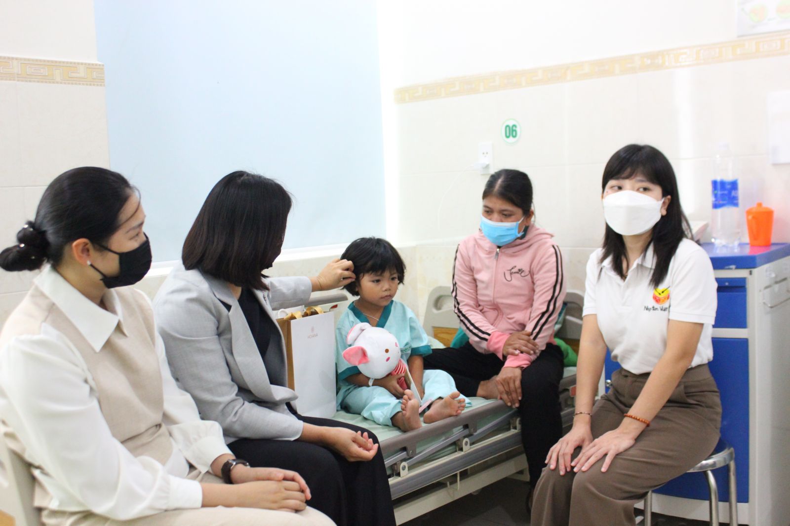 Đại diện khu nghỉ dưỡng Hoiana và chương trình Nhịp tim Việt Nam đến thăm bé gái phục hồi sau ca phẫu thuật tim vào tháng 5/2023
