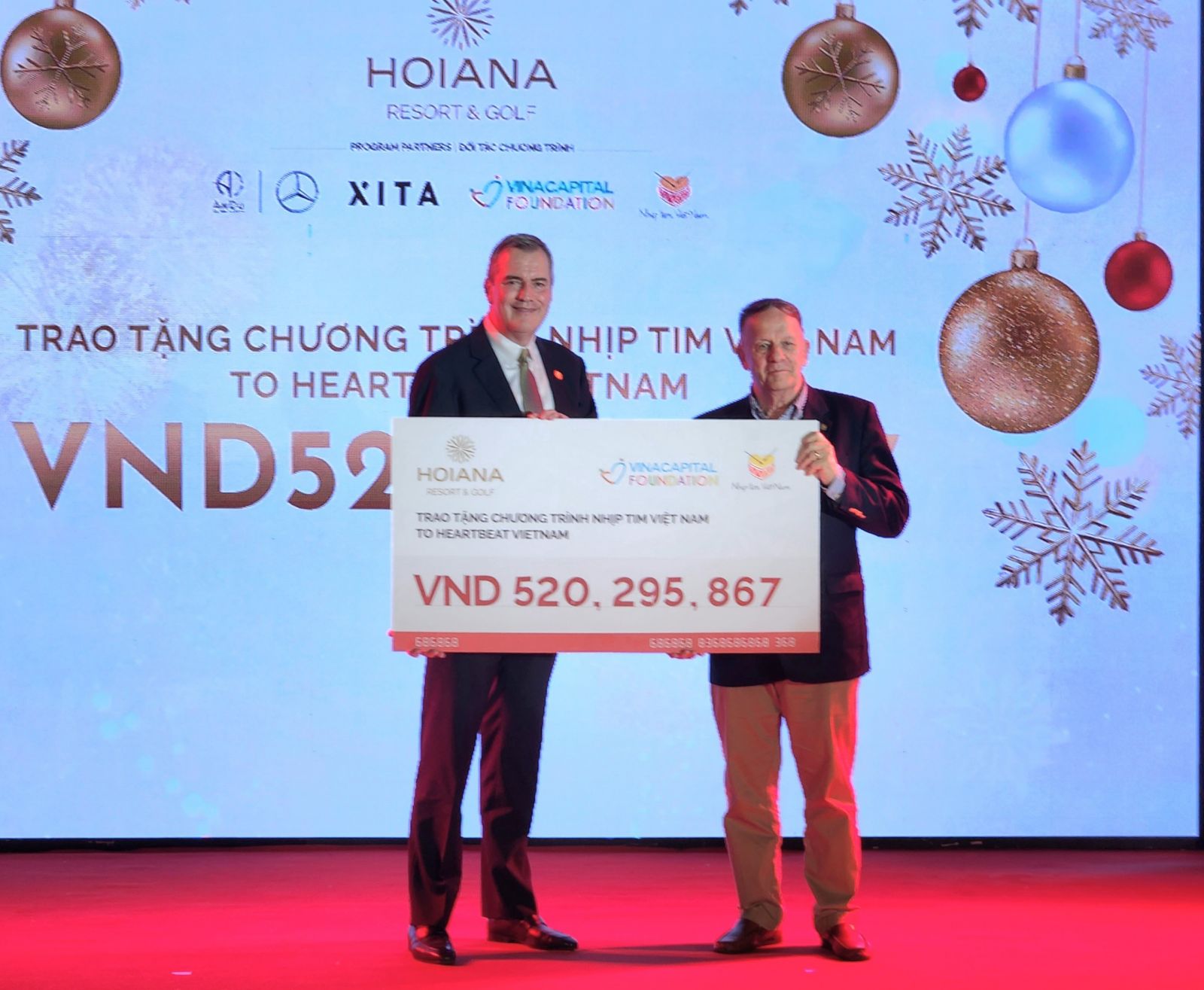 Đại diện Hoiana Resort & Golf trao tặng bảng biểu trưng số tiền quyên góp đến chương trình Nhịp tim Việt Nam.