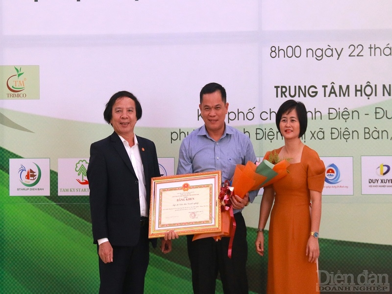 UBND tỉnh Quảng Nam trao bằng khen cho Tạp chí Diễn đàn Doanh nghiệp vì đã có nhiều đóng góp tích cực trong hoạt động hỗ trợ khởi nghiệp.