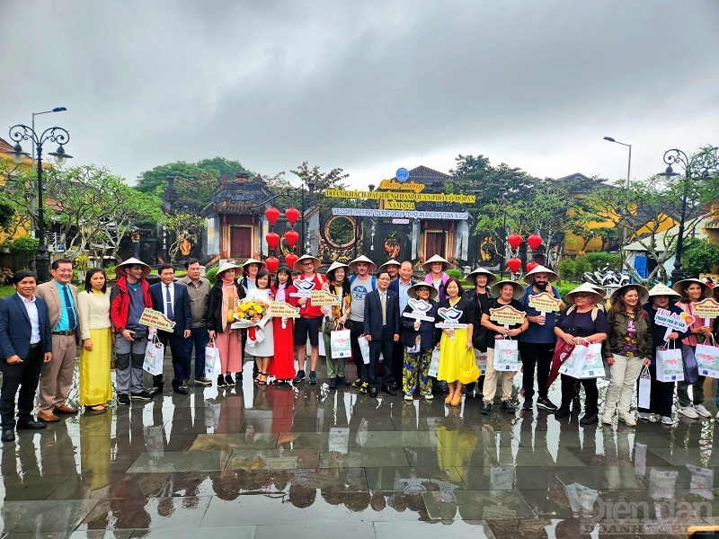 TP. Hội An tổ chức đón đoàn khách du lịch xông đất dưới cơn mưa đươcj