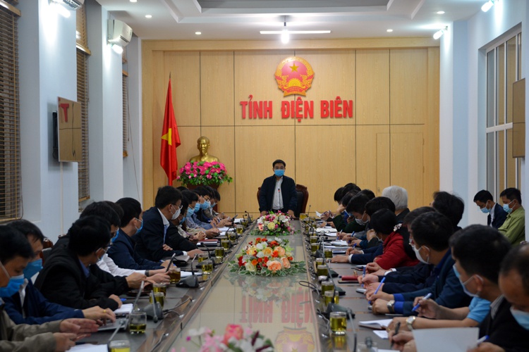 Ông Nguyễn Văn Thắng, Bí thư Tỉnh ủy Điện Biên, triệu tập cuộc họp khẩn bàn phương án ứng phó với dịch bệnh.