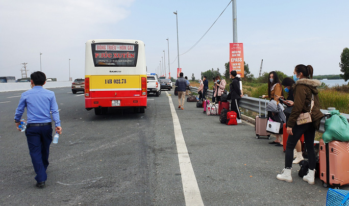 UBND tỉnh Quảng Ninh tối 7-2 đã phát đi công văn hỏa tốc số 788 yêu cầu dừng hoạt động kinh doanh vận tải khách công cộng liên tỉnh.