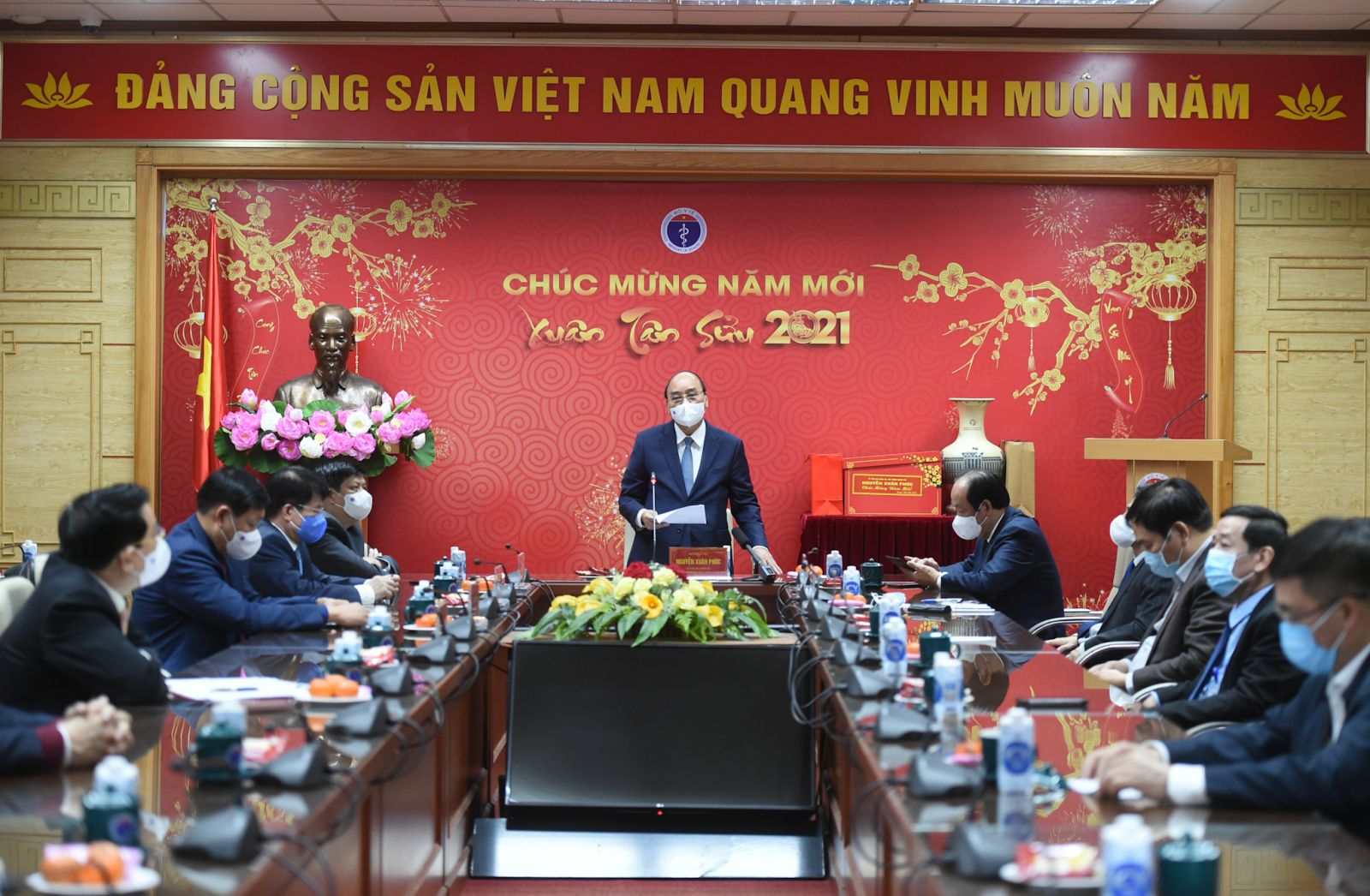 Thủ tướng Chính phủ Nguyễn Xuân Phúc đã đến thăm hỏi, động viên ngành y tế, ngành đi đầu trên mặt trận chống COVID-19.