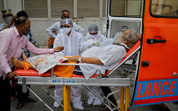 Một bệnh nhân COVID-19 được đưa lên xe cấp cứu tại thành phố Ahmedabad, tiểu bang Gujarat, Ấn Độ.