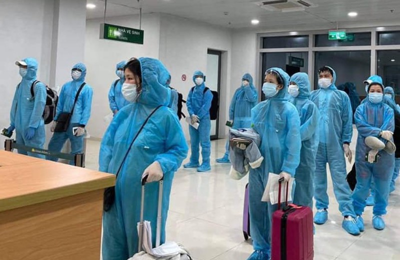 Những người từ Nhật Bản về đến sân bay Vinh được đưa đi cách ly y tế. 