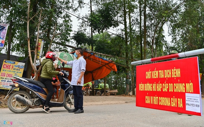 Người dân ra vào khu đô thị Đồng Sơn phải khai báo y tế.