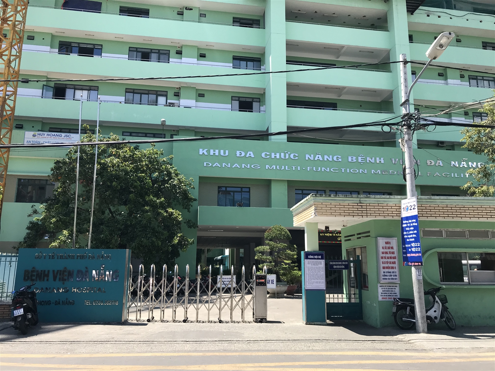 lãnh đạo bệnh viện Đà Nẵng xác nhận một nữ điều dưỡng của bệnh viện đang được cấp cứu do bị sốc phản vệ sau khi tiêm xong mũi vắc xin COVID-19 đầu tiên.