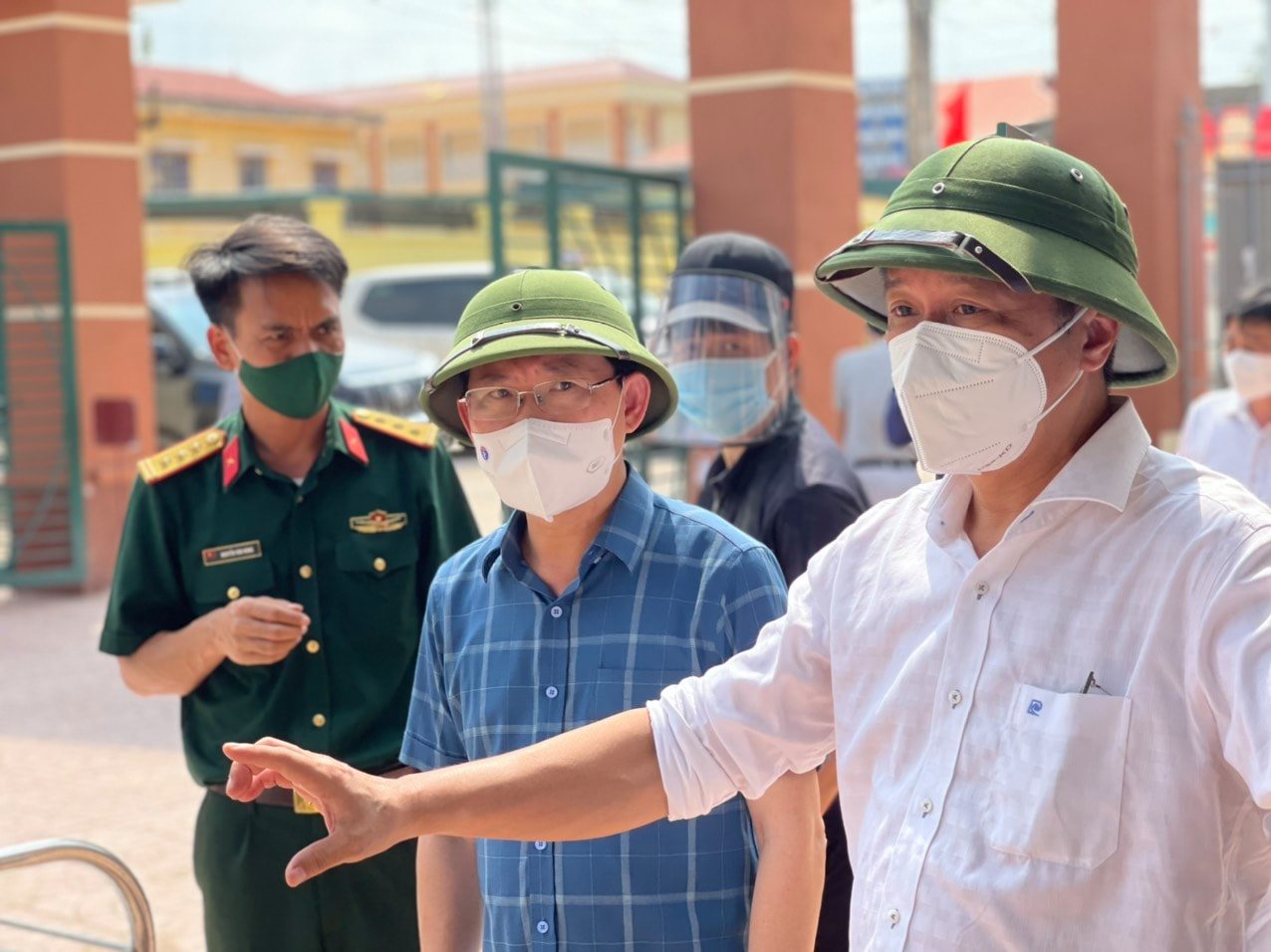 Thứ trưởng Bộ Y tế Nguyễn Trường Sơn tiếp tục thăm các cơ sở cách ly y tế, cách ly tập trung lớn của tỉnh tại Bắc Giang.