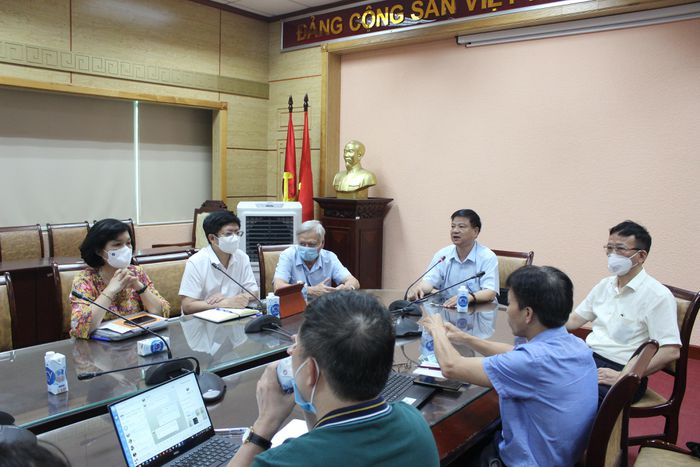 Các chuyên gia của Hội đồng chuyên môn, Bộ Y tế, xem xét cập nhật phác đồ điều trị cho bệnh nhân Covid-19 tại Việt Nam