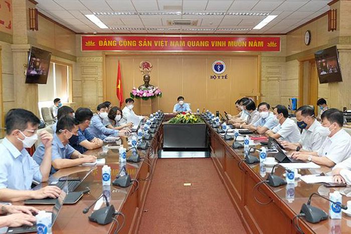 Bộ trưởng Nguyễn Thanh Long chủ trì cuộc họp với Bộ phận thường trực của Bộ Y tế tại TP.HCM.