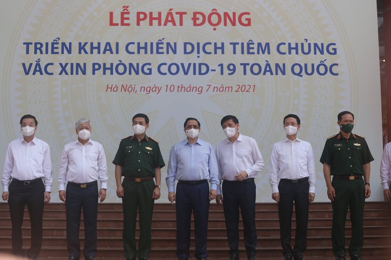 Thủ tướng Chính phủ Phạm Minh Chính cùng lãnh đạo các Bộ, ngành tại buổi lễ phát động triển khai Chiến dịch tiêm chủng vắc xin phòng COVID-19 toàn quốc diễn ra vào sáng 10/7/2021 tại Hà Nội.