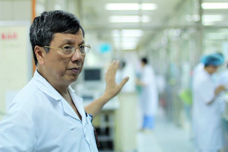 GS. Nguyễn Gia Bình, Chủ tịch hội Hồi sức cấp cứu và chống độc Việt Nam, Tổ trưởng tổ điều trị bệnh nhân COVID-19 nặng.