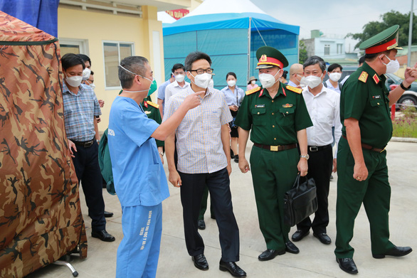 Phó thủ tướng Vũ Đức Đam cùng Tổ công tác đặc biệt đến thăm Bệnh viện dã chiến truyền nhiễm số 5B (TP Thủ Dầu Một, Bình Dương)