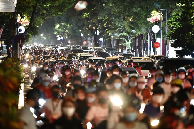 Đêm trung thu năm nay rơi vào đúng thời điểm Hà Nội chấm dứt chuỗi ngày dài 2 tháng giãn cách xã hội phòng chống dịch Covid-19. Người dân đổ ra đường trong buổi tối đẹp trời, sáng trăng. 