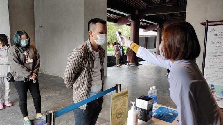 Quảng Ninh cho phép người dân địa phương đã tiêm đủ 2 mũi vaccine có nhu cầu ra khỏi tỉnh cần có xét nghiệm RT-PCR với kết quả âm tính trong vòng 48 giờ khi quay trở lại.