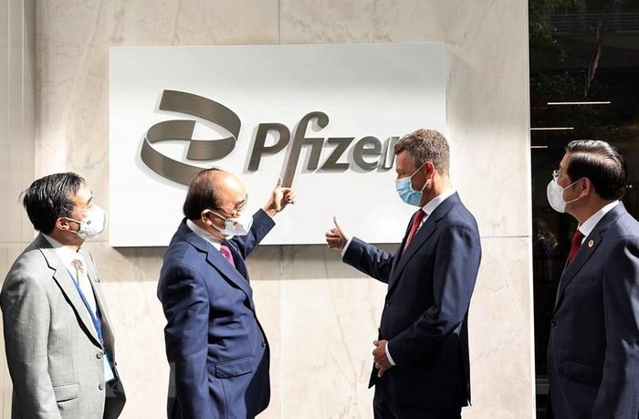 Chủ tịch nước Nguyễn Xuân Phúc thăm và làm việc tại Công ty Pfizer.
