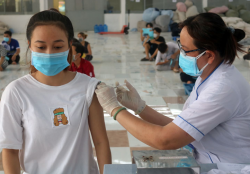 Hà Nội tạm dừng tiêm lô vaccine Pfizer được gia hạn cho học sinh