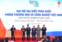 Thủ tướng Phạm Minh Chính tặng Cờ thi đua cho Liên đoàn Thương mại và Công nghiệp Việt Nam