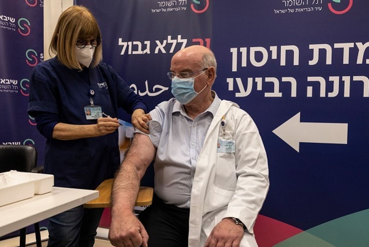 Theo một nghiên cứu sơ bộ của Trung tâm y tế Sheba (Israel), mũi tiêm thứ tư của vaccine Covid-19 giúp tăng lượng kháng thể lên mức cao hơn so với tiêm mũi thứ ba, nhưng chưa đủ để ngăn chặn việc lây nhiễm biến thể Omicron.