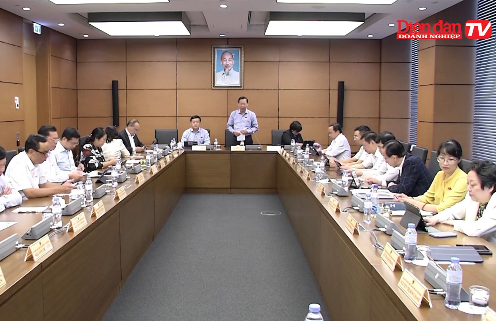 Sáng 6-6, Quốc hội (QH) đã thảo luận tại tổ về chủ trương đầu tư Dự án đường vành đai 4 vùng Thủ đô Hà Nội và đường vành đai 3 TP.HCM.