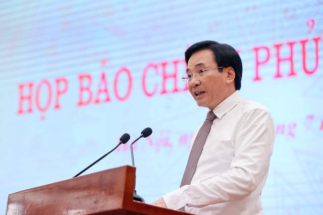 Bộ trưởng, Chủ nhiệm Văn phòng Chính phủ, người phát ngôn Chính phủ Trần Văn Sơn chủ trì họp báo Chính phủ thường kỳ tháng 6/2022.