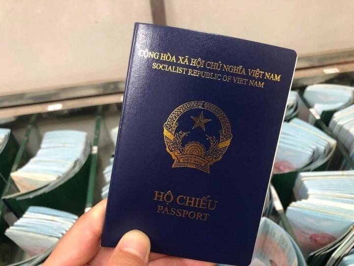 , Đại sứ quán Đức tại Hà Nội cho biết, sẽ không cấp thị thực vào hộ chiếu phổ thông Việt Nam theo mẫu mới màu xanh tím than (có số xê-ri bắt đầu bằng P)