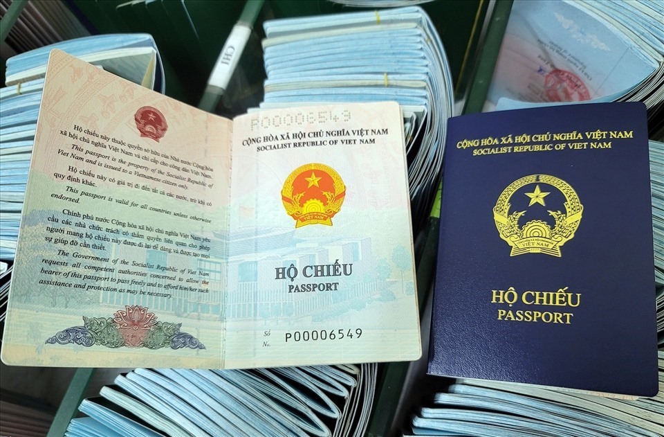 Hộ chiếu mẫu mới do Đại sứ quán Việt Nam tại Đức cấp có số serial bắt đầu bằng chữ Q.