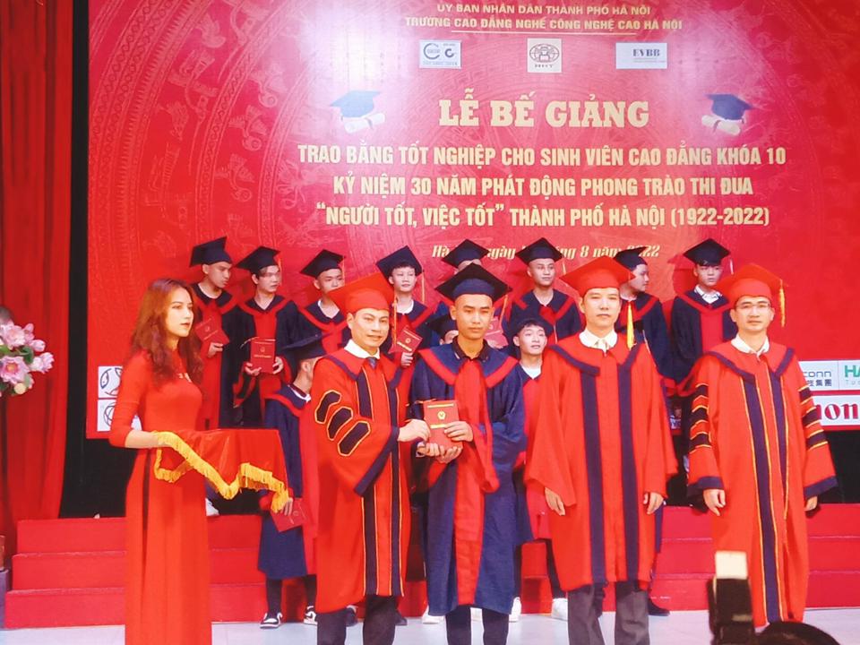 Phó Hiệu trưởng Phụ trách trường Cao đẳng nghề Công nghệ cao Hà Nội (HHT) TS Trần Xuân Ngọc trao bằng tốt nghiệp cho các em sinh viên khóa 10. 