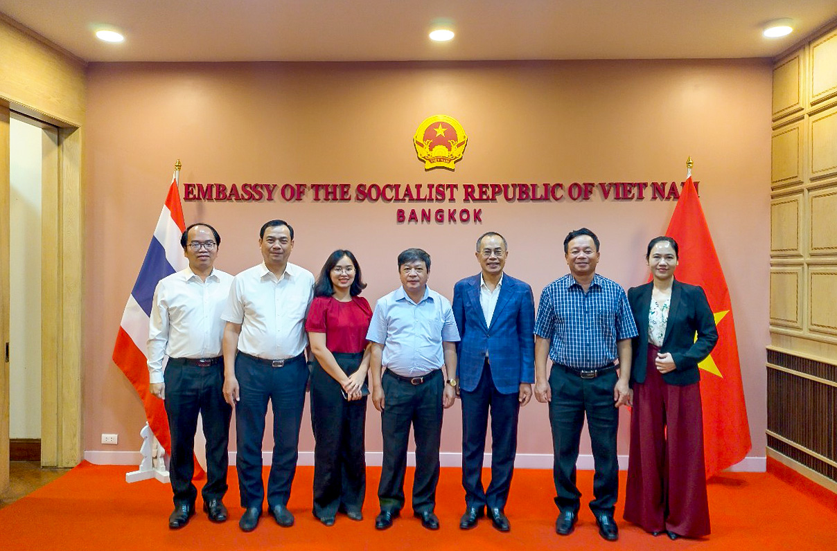 Thứ trưởng Đoàn Văn Việt dẫn đầu đoàn công tác Bộ VHTTDL đến thăm và làm việc với Đại sứ quán Việt Nam tại Thái Lan.
