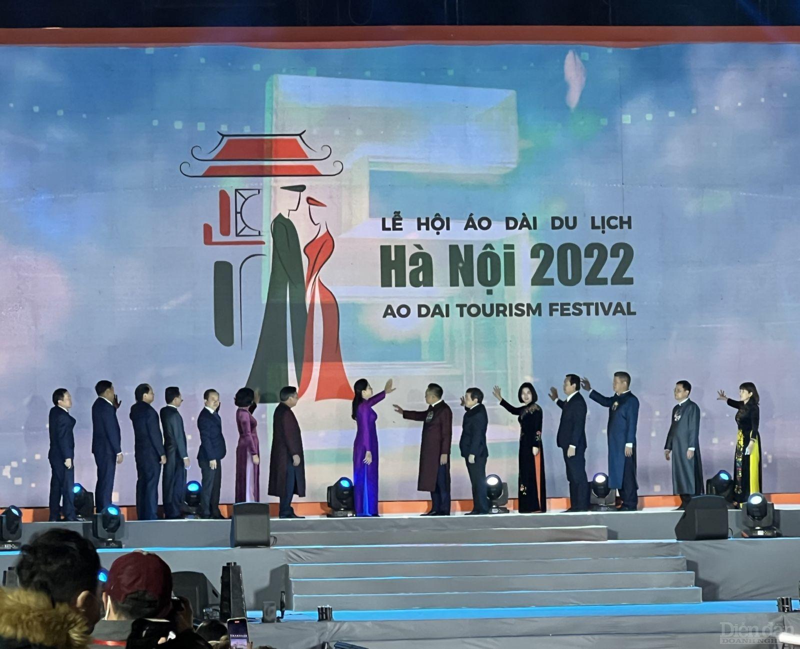 Các đồng chí lãnh đạo Trung ương và thành phố Hà Nội nhấn nút khai mạc Lễ hội Áo dài du lịch Hà Nội 2022.