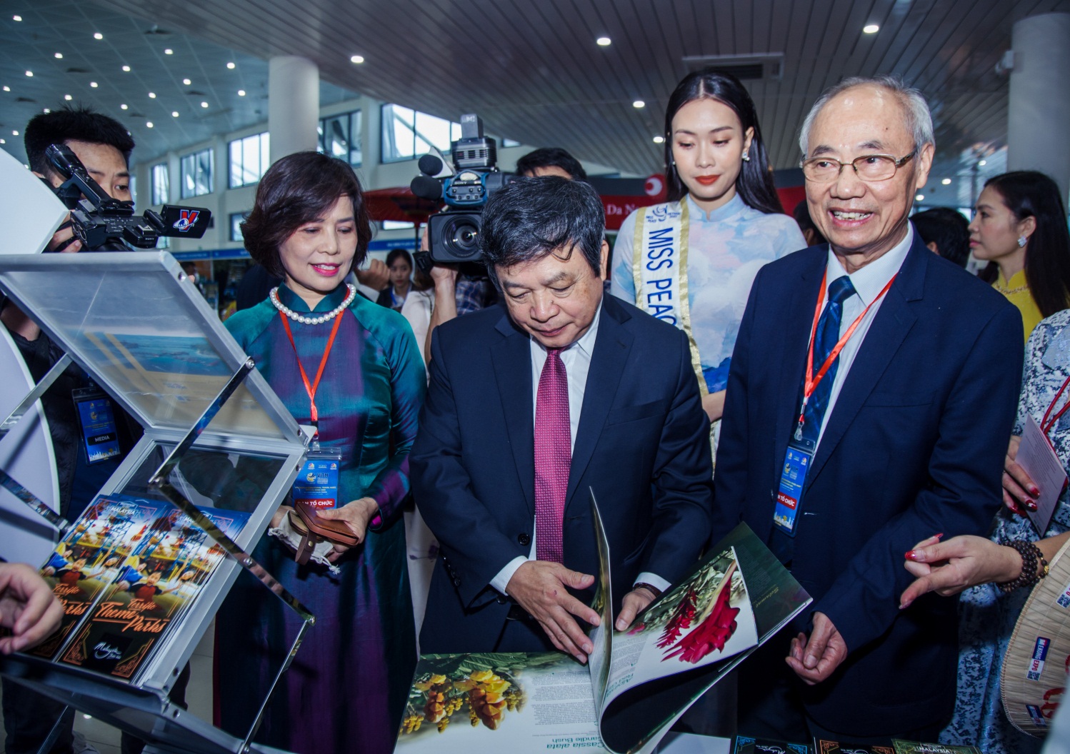 Thứ trưởng Bộ Văn hóa, Thể thao và Du lịch Đoàn Văn Việt và các đại biểu tham quan các gian hàng tại VITM Đà Nẵng 2022.