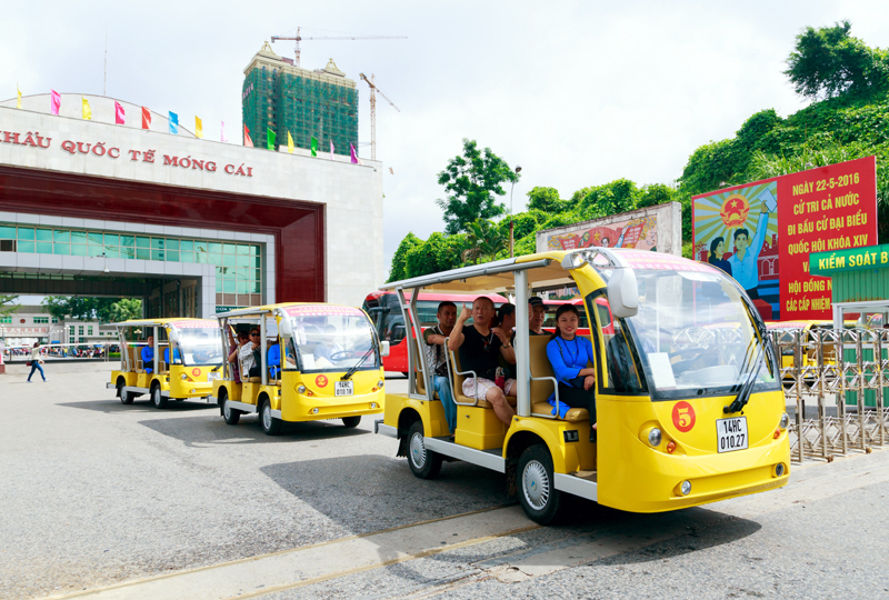 Xe điện đón khách du lịch Trung Quốc tại Cửa khẩu Móng Cái đi tham quan thành phố.