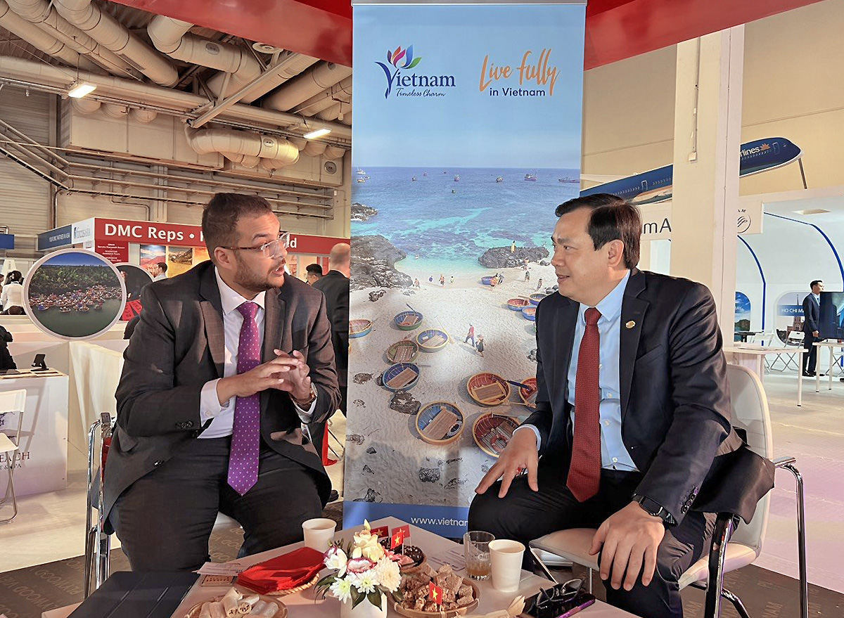 Tổng cục trưởng Nguyễn Trùng Khánh trao đổi về việc hợp tác thúc đẩy khách Ấn Độ tới Việt Nam cùng Tổng Giám đốc Tập đoàn truyền thông Fairfest (Ấn Độ) Harsh Agarwal.