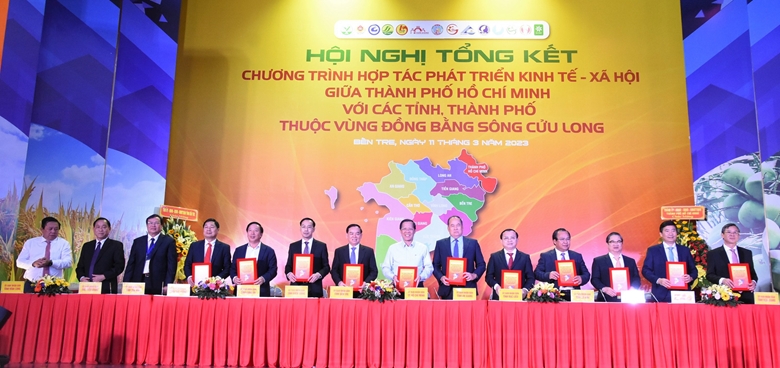 Chủ tịch UBND tỉnh Trà Vinh Lê Văn Hẳn cùng lãnh đạo các tỉnh, thành phố vùng ĐBSCL.