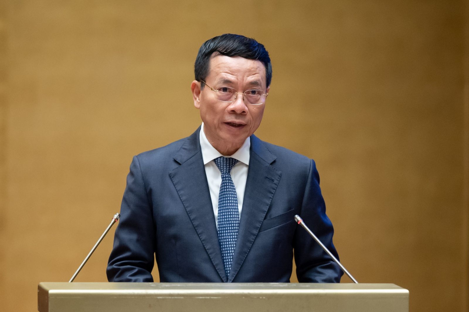 Bộ trưởng Bộ Thông tin và Truyền thông Nguyễn Mạnh Hùng, thừa ủy quyền của Thủ tướng Chính phủ trình bày Tờ trình về dự án Luật Viễn thông (sửa đổi).