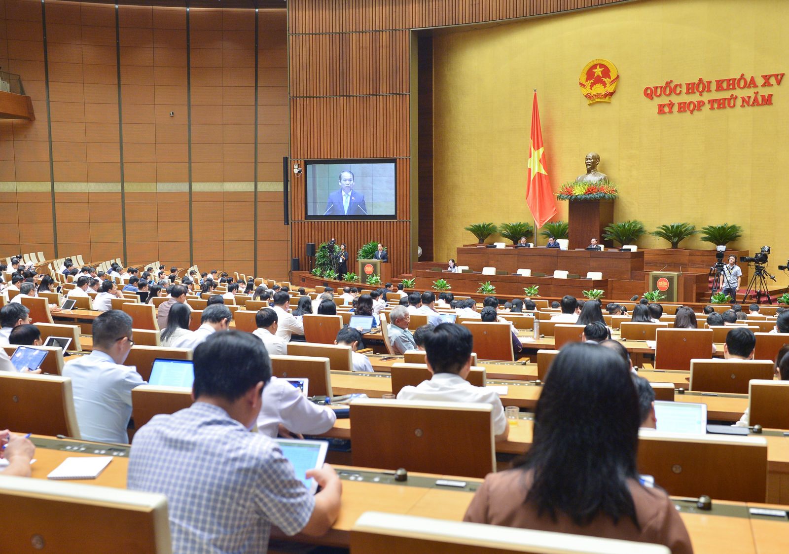 Toàn cảnh Quốc hội nghe Chủ nhiệm Ủy ban Pháp luật của Quốc hội Hoàng Thanh Tùng trình bày Báo cáo thẩm tra dự án Luật Nhà ở (sửa đổi).
