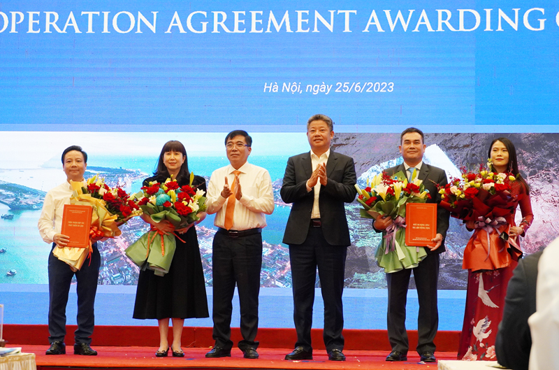 lễ trao thỏa thuận hợp tác giữa các đơn vị nhằm thúc đẩy phát triển du lịch tỉnh Quảng Bình.
