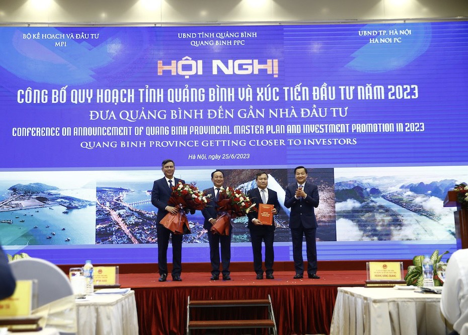 Phó thủ tướng Lê Minh Khái trao Quyết định phê duyệt Quy hoạch tỉnh Quảng Bình thời kỳ 2021 - 2030, tầm nhìn đến năm 2050 cho lãnh đạo tỉnh Quảng Bình.