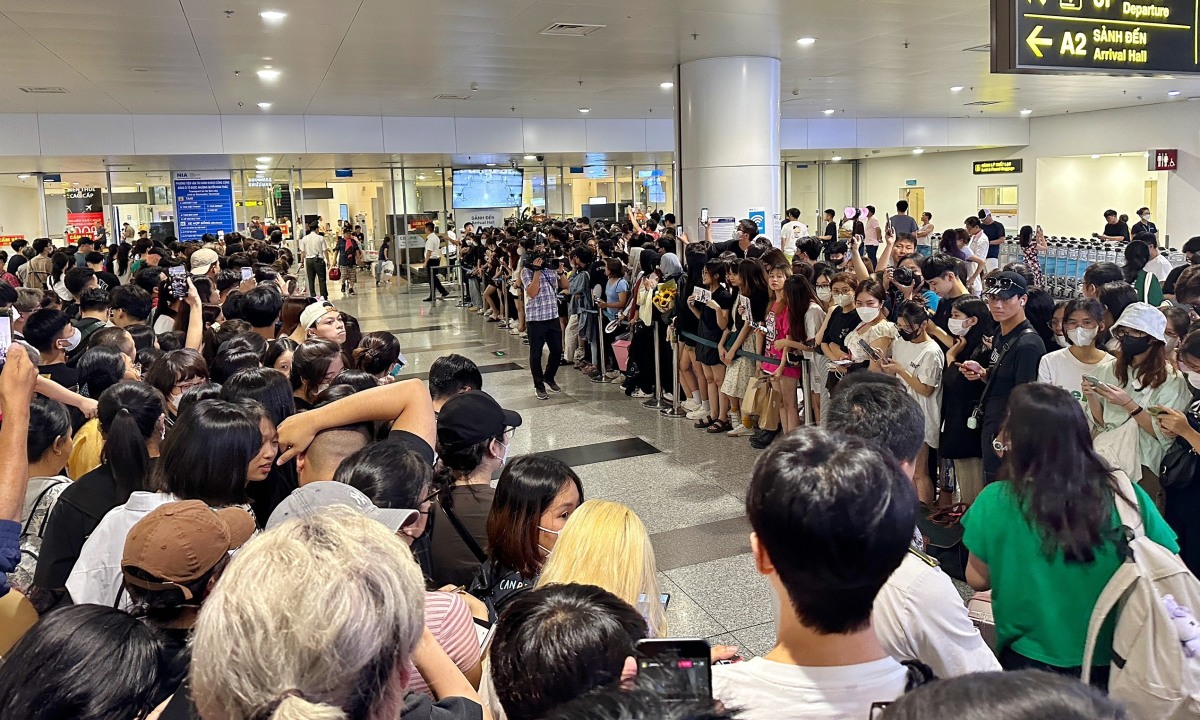 Hàng nghìn fan tập trung ở sân bay Nội Bài, vây kín trước khách sạn chờ nhóm nhạc Hàn Blackpink đến Việt Nam, khuya 28/7.