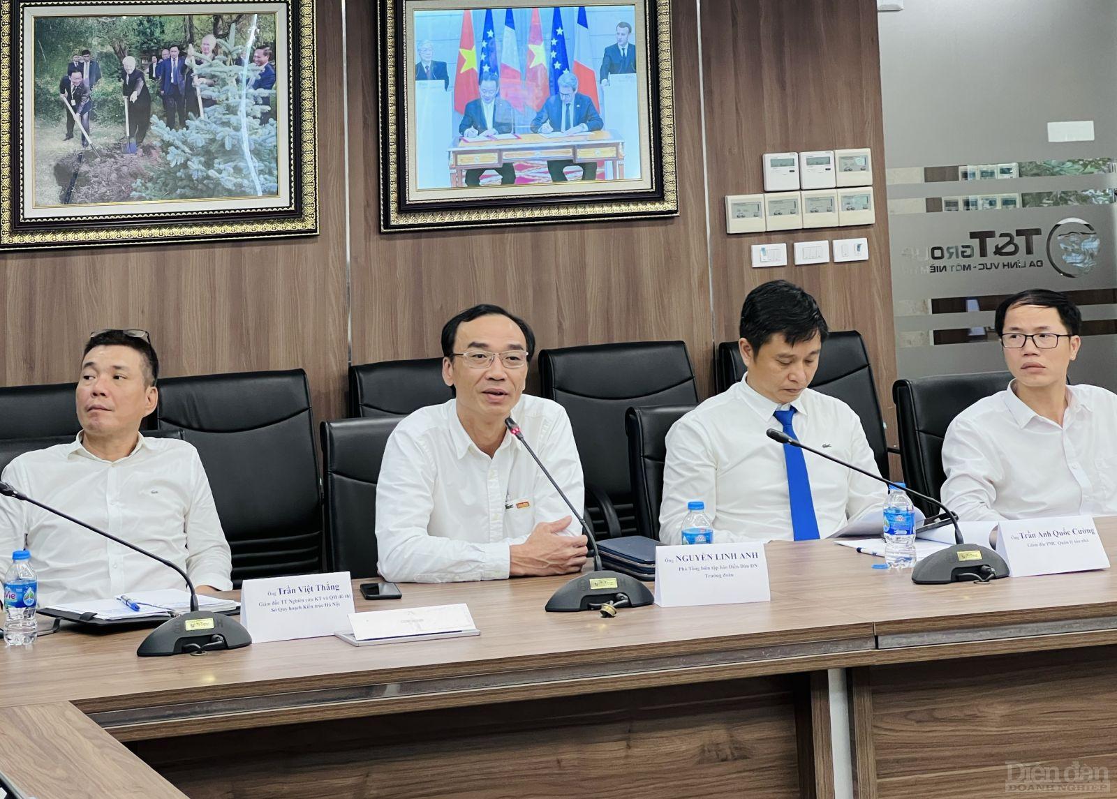 Nhà báo Nguyễn Linh Anh - Phó Tổng biên tập Phụ trách Tạp chí Diễn đàn Doanh nghiệp, Trưởng đoàn thẩm định trao đổi ý kiến cùng phía chủ đầu tư dự án.