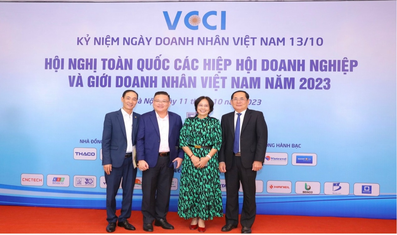 Ông Nguyễn Vân (ngoài cùng, bên trái) trong lễ kỷ niệm ngày Doanh nhân Việt Nam đượcp/Liên đoàn Thương mại và Công nghiệp Việt Nam (VCCI) tổ chức ngày 11/10/2023 tại Hà Nội.