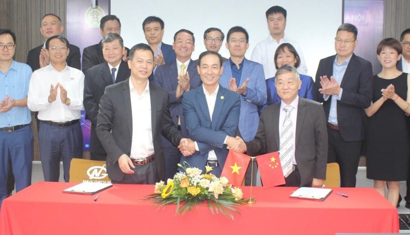Ông Nguyễn Vân (giữa) trong sự kiện hợp tác giữa Hiệp hội HANSIBA và đối tác quốc tế được tổ chức tại Hà Nội tháng 10/2023.