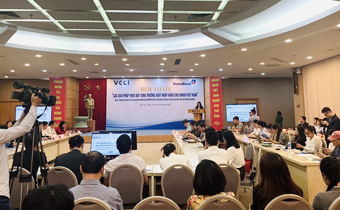 Toàn cảnh Hội thảo “Các giải pháp thúc đẩy tăng trưởng xuất nhập khẩu cho DNNVV Việt Nam”.
