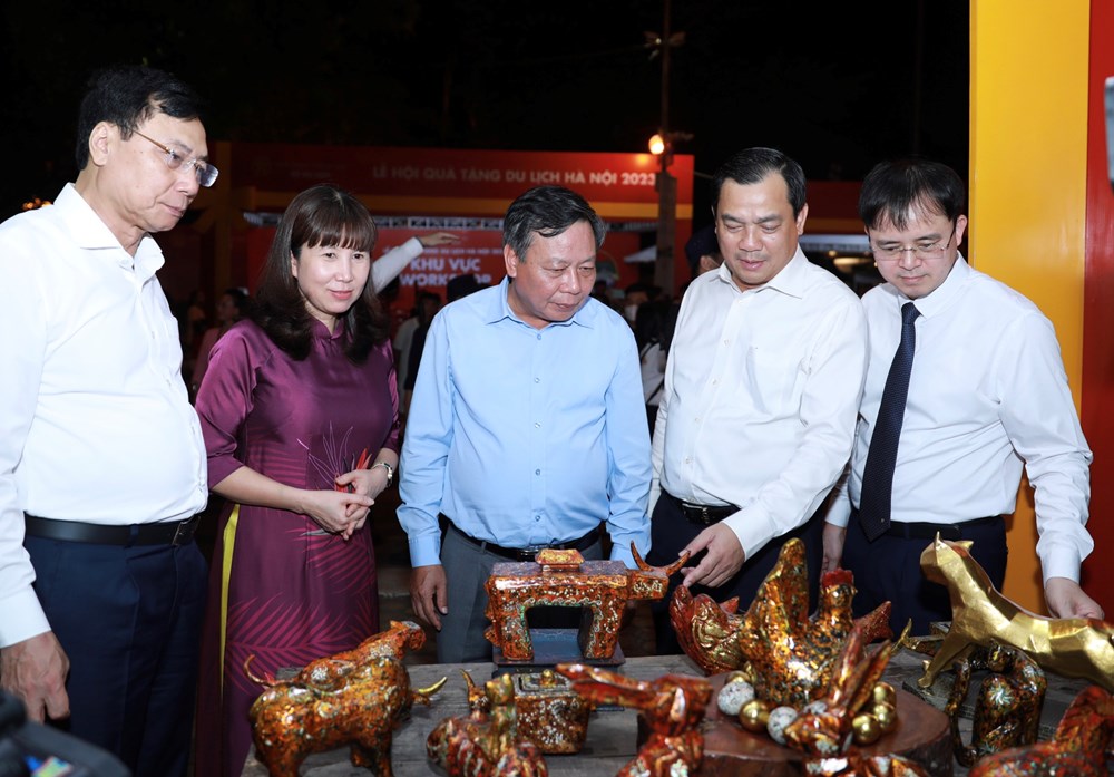 Nhiều sản phẩm làng nghề đặc trưng của Hà Nội đã được trưng bày, giới thiệu tại lễ hội.