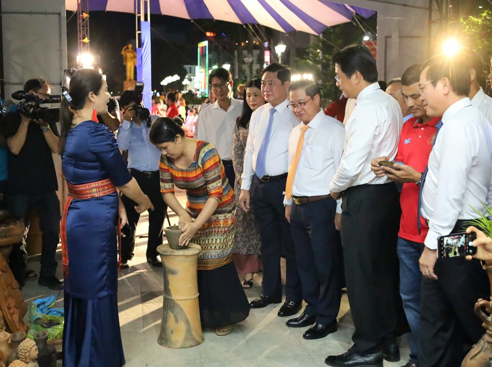 Lãnh đạo hai địa phương TP Cần Thơ và Ninh Thuận xem nghệ nhân biểu diễn làm gốm tại không gian sự kiện.