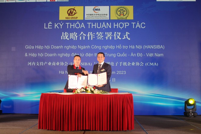 Ông Nguyễn Hoàng, Chủ tịch Hiệp hội Hansiba/ Chủ tịch điều hành Tập đoàn N&G Group cùng Ông Yang Shu Cheng, Chủ tịch Hiệp hội CMA thực hiện ký và trao thoả thuận hợp tác trong sự kiện.