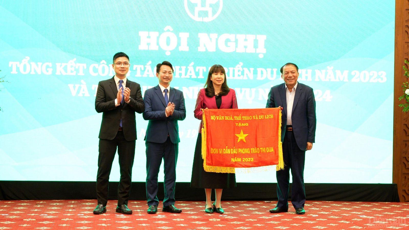 Bộ trưởng Phó Chủ tịch UBND thành phố Nguyễn Mạnh Quyền trao Bằng khen cho các cá nhân.