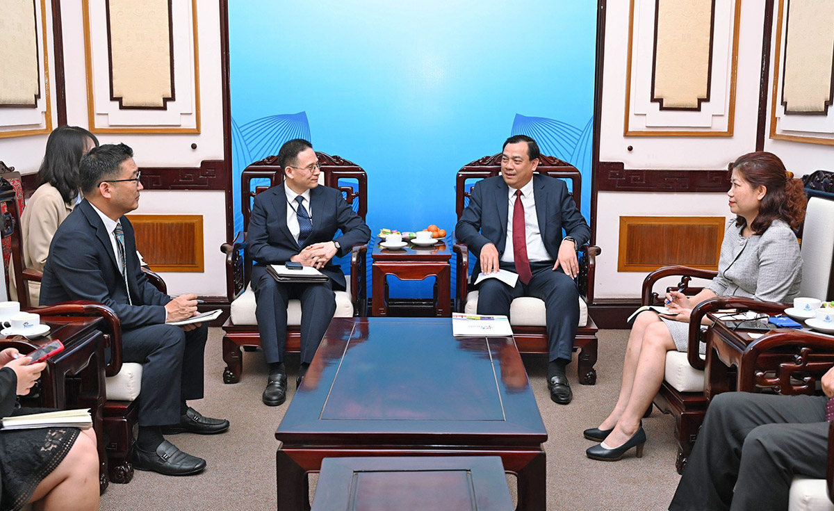Cục trưởng Cục Du lịch Quốc gia Việt Nam Nguyễn Trùng Khánh tiếp ông Park Jong Kyung, Tham tán công sứ, Đại sứ quán Hàn Quốc tại Việt Nam.